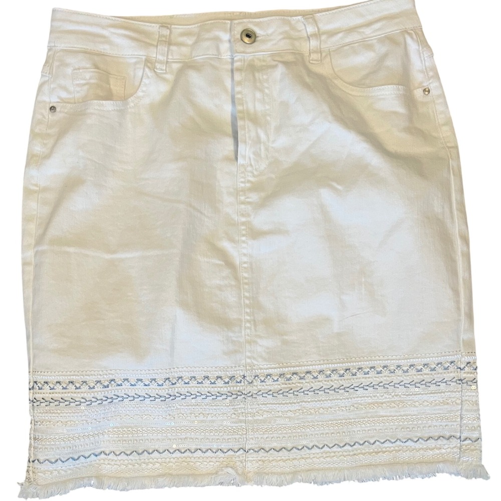 NWOT, Charlie B Womens White Embroidered Denim Skort Sequin Raw Hem Size 10